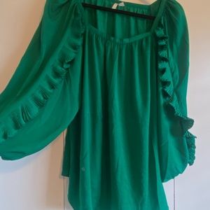 Gorgeous emerald top! 💚